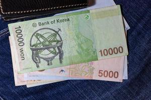 koreanisches Geld, koreanische Banknote, koreanischer Won auf Jeanshintergrund. foto