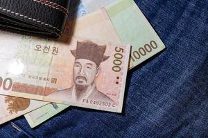 koreanisches Geld, koreanische Banknote, koreanischer Won auf Jeanshintergrund. foto