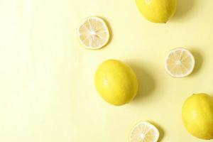 Reihe von Zitronenscheiben Textur auf gelbem Hintergrund in kreativer flacher Lay-Komposition mit Kopierraum foto