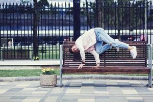 Mann in einer Jacke als Breakdancer foto