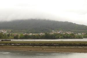 Blick auf die Noia-Mündung an einem bewölkten Tag foto