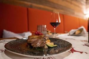 saftiges essen serviert beim abendessen mit weinglas im luxuriösen hotel foto