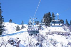 Skilift über malerischen schneebedeckten Berg gegen den klaren blauen Himmel foto