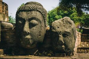 thailand ruinen und antiquitäten im historischen park von ayutthaya touristen aus aller welt buddha zerfall foto