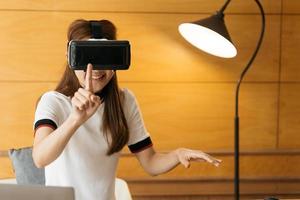 Frau mit Virtual-Reality-Brille steht in einem Büro. VR-Brille. 360 Grad. Virtual-Reality-Kopfhörer. VR-Spiel. das Tragen einer Virtual-Reality-Brille. Smartphone mit vr. Virtual-Reality-Video. foto