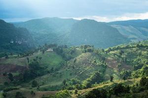 die Hochlandberge in der nördlichen Region von Thailand mit dem Strahlenlicht. foto