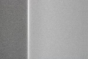 Reflexion auf vertikalen grauen metallischen Oberflächen, selektiver Fokus foto