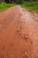 schlammstraße nach regen in thailand foto