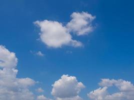 weiße Wolken im blauen Himmel foto