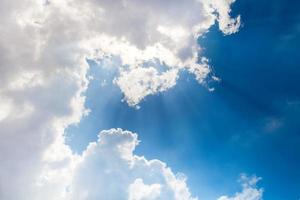 weiße Wolken im blauen Himmel foto