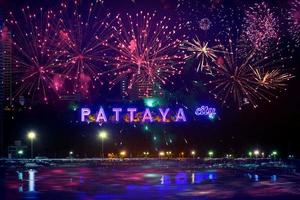 buntes feuerwerk auf dem alphabet der stadt pattaya in der nachtszene foto