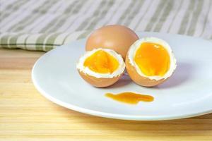 halbe mittelgekochte eier auf weißem teller foto