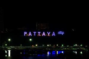 bunt von pattaya city alphabet in der nacht foto