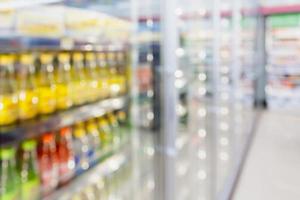 Convenience-Store-Kühlschrankregale verschwommenen Hintergrund foto