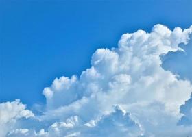 blauer himmel und weiße wolken hell schönheit nature foto