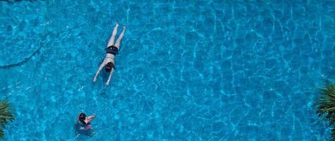 Luftbilder des Swimmingpools an einem sonnigen Tag. foto