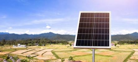 photovoltaikpanel, neue technologie zum speichern und nutzen der energie aus der natur mit menschlichem leben, nachhaltiger energie und umweltfreundlichem konzept. foto