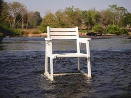 weißer Stuhl am Fluss foto
