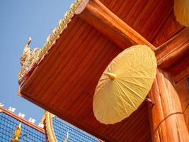 gelber Regenschirm und Holz foto