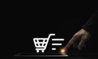 geschäftsmannhand, die auf tablette berührt, um einkaufsauftrag für online-shopping- und e-commerce-konzept einzugeben. foto