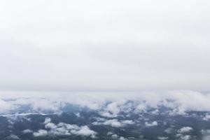 Nebel und Wolken über der Landschaft von veslehodn veslehorn, hemsedal norwegen. foto