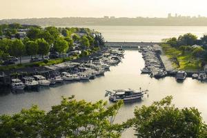 Boote und Sonnenuntergang im Jachthafen des Sees foto