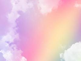 schönheit süß pastellorange violett bunt mit flauschigen wolken am himmel. mehrfarbiges Regenbogenbild. abstrakte Fantasie wachsendes Licht foto
