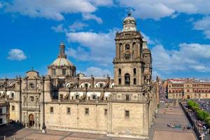 mexiko-stadt, zentraler platz zocalo und Wahrzeichen der metropolitanen kathedrale der himmelfahrt der gesegneten jungfrau maria bei sonnenuntergang foto