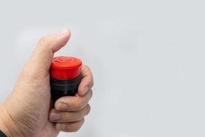 Stoppen Sie den roten Knopf und die Hand des Arbeiters, der ihn drücken will. Notaus-Knopf. großer roter Notknopf oder Stoppknopf zum manuellen Drücken. foto