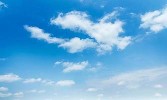 blauer Himmel mit weißem Wolkenlandschaftshintergrund foto