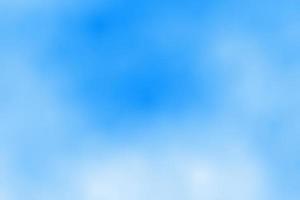 blauer Himmel mit Wolken, unscharfer Hintergrund foto