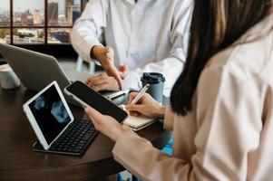 Team von Business-Analysten, die über die Arbeit eines neuen Start-up-Projekts diskutieren. im modernen Büroraum foto