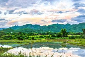 Die Schönheit der flauschigen Wolken über der thailändischen Berglandschaft foto