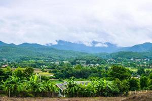 die schönheit der flauschigen wolken über dem berg thailand 1 foto