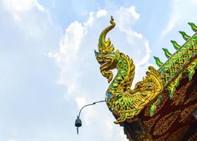holz naga schlange dekoration auf dem dach architektur thai