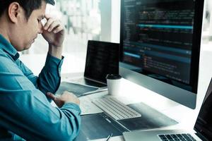 Softwareentwickler haben Kopfschmerzen bei der Codeanalyse im Büro. foto