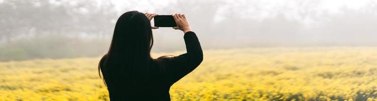 erwachsene frau aus asien entspannen sich im inland reisen mit der natur foto