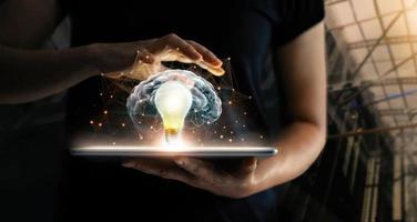 mensch hält tablet mit glühbirne zukunftstechnologie, gehirn und netzwerkverbindung kommunikationshintergrund, wissenschaft, innovation und kreatives ideenkonzept