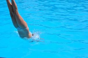 Mädchen synchronisiertes Schwimmen foto