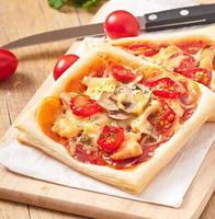 Pizza mit Huhn, Tomaten und Pilzen foto