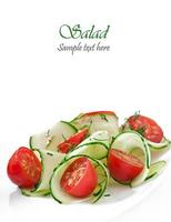 frischer Salat mit Tomaten und Gurken foto