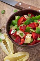 Salat aus süßen bunten Paprikaschoten mit Olivenöl foto