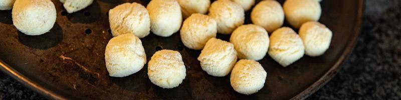 kartoffelbällchen krokette gemüse kroketten frankreich lebensmittel frisch gesund mahlzeit essen snack auf dem tisch foto