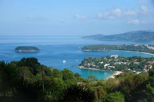 blick auf kata beach, karon beach und patong beach, phuket foto