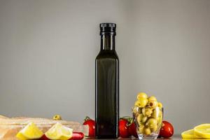 Bild einer Olivenölflasche foto