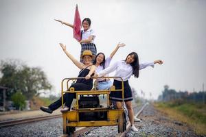 gruppe verschiedener asiatischer frau glück lebensstil auf bahngleis foto