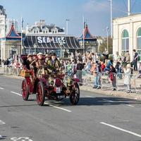 Brighton, East Sussex, Großbritannien, 2015. Auto nähert sich der Ziellinie des Oldtimer-Laufs von London nach Brighton foto