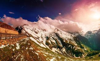 fantastische Landschaft fast schneebedeckte Berge foto