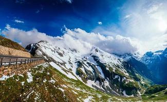 Andscape fast schneebedeckter Berg foto