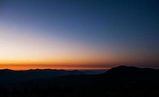 blaue Farbe der Berge bei Sonnenuntergang foto